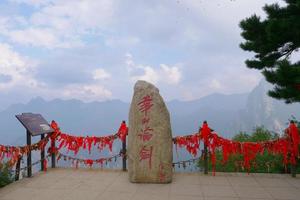 steindenkmal im heiligen taoistischen berg huashan in china