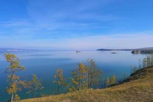 baikalsee olchon insel an einem sonnigen tag, irkutsk russland foto