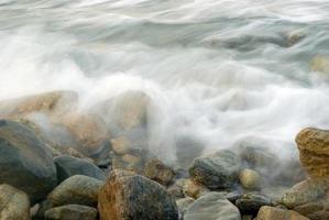 Turbulenzen Meerwasser und Felsen an der Küste foto