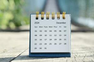 Dezember 2024 Weiß Kalender mit Grün verschwommen Hintergrund. Neu Jahr Konzept. foto