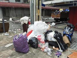 Müll und schmutzige Straßen nach dem heiligen Fest Hari Raya Aidilfitri Ramzan Ramadan in Kuala Lumpur, Malaysia foto