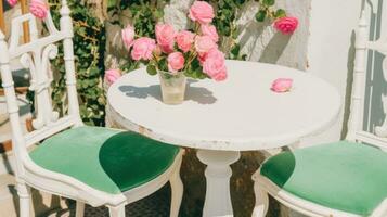 ai generiert ein Weiß Tabelle gekrönt mit Rosa Rosen Nächster zu Grün Stühle, ai foto