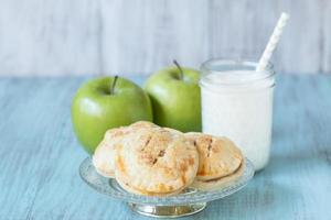 Apfelkuchen mit Glas Milch foto