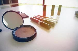 dekoratives Kosmetik-Make-up-Set auf weißem Tisch foto