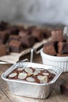 Schokoladen-Brownie-Kuchen, Dessert mit Milch auf einem dunklen foto