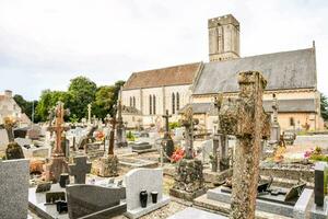 ein Friedhof mit viele Gräber und ein Kirche foto