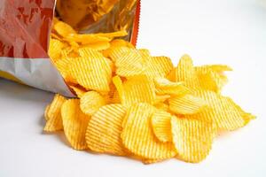 Kartoffelchips, leckeres Grillgewürz würzig für Crips, dünne Scheiben frittierter Snack Fast Food im offenen Beutel. foto