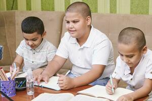 Kinder studieren von Zuhause foto