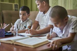 Kinder studieren von Zuhause foto