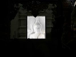 Weiß Stein Buddha Statue, ein schön Aussicht von wat Huai pla kang Buddhist Tempel beim Chiang Rai, Thailand, ein geschnitzt Buddha Statue gemacht von Stein foto