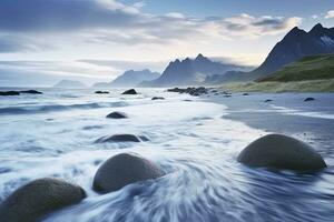 ai generiert uttakleiv Strand, mit dramatisch Berge und Spitzen, öffnen Meer und geschützt Buchten, Strände und unberührt landet. ai generiert foto