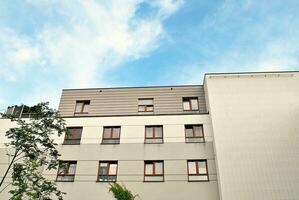 Marke Neu Wohnung Gebäude auf sonnig Tag. modern Wohn die Architektur. modern Mehrfamilienhaus Wohnung Haus. foto