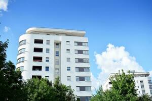 Marke Neu Wohnung Gebäude auf sonnig Tag. modern Wohn die Architektur. modern Mehrfamilienhaus Wohnung Haus. foto