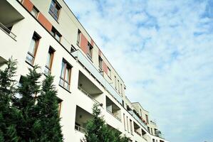 Marke Neu Wohnung Gebäude auf sonnig Tag. modern Wohn die Architektur. modern Mehrfamilienhaus Wohnung Haus. foto