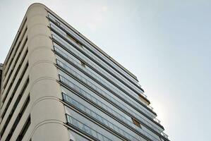 Marke Neu Wohnung Gebäude auf sonnig Tag. modern Wohn die Architektur. modern Mehrfamilienhaus Wohnung Haus. foto