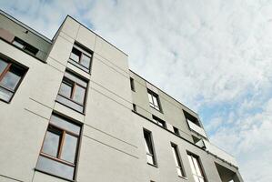 Marke Neu Wohnung Gebäude auf sonnig Tag. modern Wohn die Architektur. modern Mehrfamilienhaus Wohnung Haus. foto