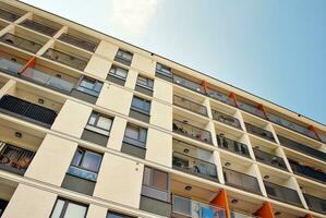 Marke Neu Wohnung Gebäude auf sonnig Tag. modern Wohn die Architektur. modern Mehrfamilienhaus Wohnung Haus. foto