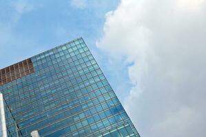 Glas Gebäude mit transparent Fassade von das Gebäude und Blau Himmel. strukturell Glas Mauer reflektieren Blau Himmel. abstrakt modern die Architektur Fragment. zeitgenössisch architektonisch Hintergrund. foto