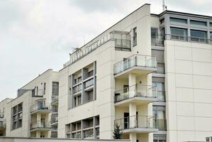 Marke Neu Wohnung Gebäude auf sonnig Tag. modern Wohn die Architektur. modern Mehrfamilienhaus Wohnung Haus. foto