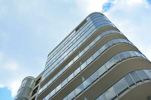 Marke Neu Wohnung Gebäude auf sonnig Tag. modern Wohn die Architektur. modern Mehrfamilienhaus Wohnung Haus. foto