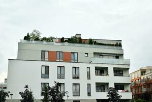 Marke Neu Wohnung Gebäude auf sonnig Tag. modern Wohn die Architektur. modern Mehrfamilienhaus Wohnung Haus. foto