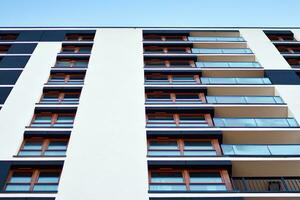 Marke Neu Wohnung Gebäude auf sonnig Tag. modern Wohn die Architektur. modern Mehrfamilienhaus Wohnung Haus. foto