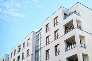 Marke Neu Wohnung Gebäude auf sonnig Tag. modern Wohn die Architektur. modern Mehrfamilienhaus Wohnung Haus. foto