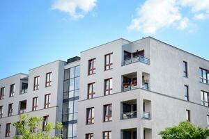 Marke Neu Wohnung Gebäude auf sonnig Tag. modern Wohn die Architektur. modern Mehrfamilienhaus Wohnung Haus. foto