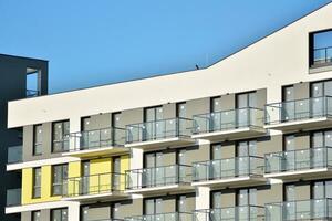 modern Wohnung Gebäude im sonnig Tag. Außen, Wohn Haus Fassade. foto