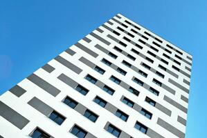 modern Wohnung Gebäude im sonnig Tag. Außen, Wohn Haus Fassade. foto