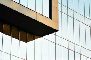 Glas Gebäude mit transparent Fassade von das Gebäude und Blau Himmel. strukturell Glas Mauer reflektieren Blau Himmel. abstrakt modern die Architektur Fragment. zeitgenössisch architektonisch Hintergrund. foto