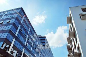 modern Wohnung Gebäude im sonnig Tag. Außen, Wohn Haus Fassade. foto