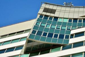 Glas Gebäude mit transparent Fassade von das Gebäude und Blau Himmel. strukturell Glas Mauer reflektieren Blau Himmel. foto