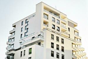 modern Wohnung Gebäude im sonnig Tag. Außen, Wohn Haus Fassade. foto