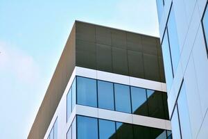 Glas Gebäude mit transparent Fassade von das Gebäude und Blau Himmel. strukturell Glas Mauer reflektieren Blau Himmel. foto