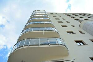 Marke Neu Wohnung Gebäude auf sonnig Tag. modern Wohn die Architektur. modern Mehrfamilienhaus Wohnung Haus. foto