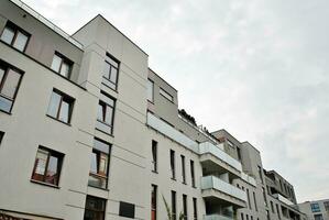 Marke Neu Wohnung Gebäude auf sonnig Tag. modern Wohn die Architektur. modern Mehrfamilienhaus Wohnung Haus. foto