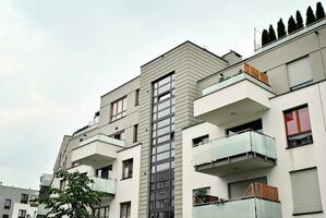 Marke Neu Wohnung Gebäude auf sonnig Tag. modern Wohn die Architektur. modern Mehrfamilienhaus Wohnung Haus. foto