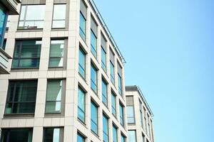 modern Büro Gebäude im das Stadt mit Fenster und Stahl und Aluminium Paneele Mauer. zeitgenössisch kommerziell die Architektur, Vertikale konvergieren geometrisch Linien. foto