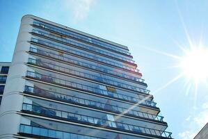 Marke Neu Wohnung Gebäude auf sonnig Tag. modern Wohn die Architektur. modern Mehrfamilienhaus Wohnung Haus. foto