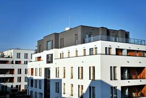 Marke Neu Wohnung Gebäude auf sonnig Tag. modern Wohn die Architektur. modern Mehrfamilienhaus Wohnung Haus. foto