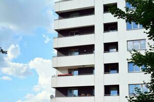 Marke Neu Wohnung Gebäude auf sonnig Tag. modern Wohn die Architektur. modern Mehrfamilienhaus Wohnung Haus. foto