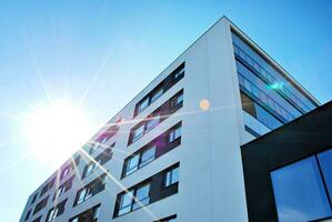 Marke Neu Wohnung Gebäude auf sonnig Tag. modern Wohn die Architektur. modern Mehrfamilienhaus Wohnung Haus. foto