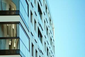 Marke Neu Wohnung Gebäude auf sonnig Tag. modern Wohn die Architektur. modern Mehrfamilienhaus Wohnung Haus. foto