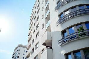 Marke Neu Wohnung Gebäude auf sonnig Tag. modern Wohn die Architektur. modern Mehrfamilienhaus Wohnung Haus. foto