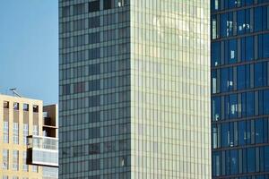 Glas Gebäude mit transparent Fassade von das Gebäude und Blau Himmel. strukturell Glas Mauer reflektieren Blau Himmel. abstrakt modern die Architektur Fragment. zeitgenössisch architektonisch Hintergrund. foto