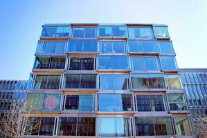 Glas Gebäude mit transparent Fassade von das Gebäude und Blau Himmel. strukturell Glas Mauer reflektieren Blau Himmel. abstrakt modern die Architektur Fragment. zeitgenössisch architektonisch Hintergrund. foto