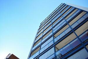 modern Wohnung Gebäude im sonnig Tag. Außen, Wohn Haus Fassade. foto