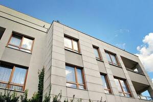 modern Wohnung Gebäude im sonnig Tag. Außen, Wohn Haus Fassade. foto