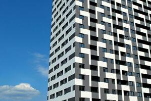 modern Wohnung Gebäude im sonnig Tag. Außen, Wohn Haus Fassade. foto